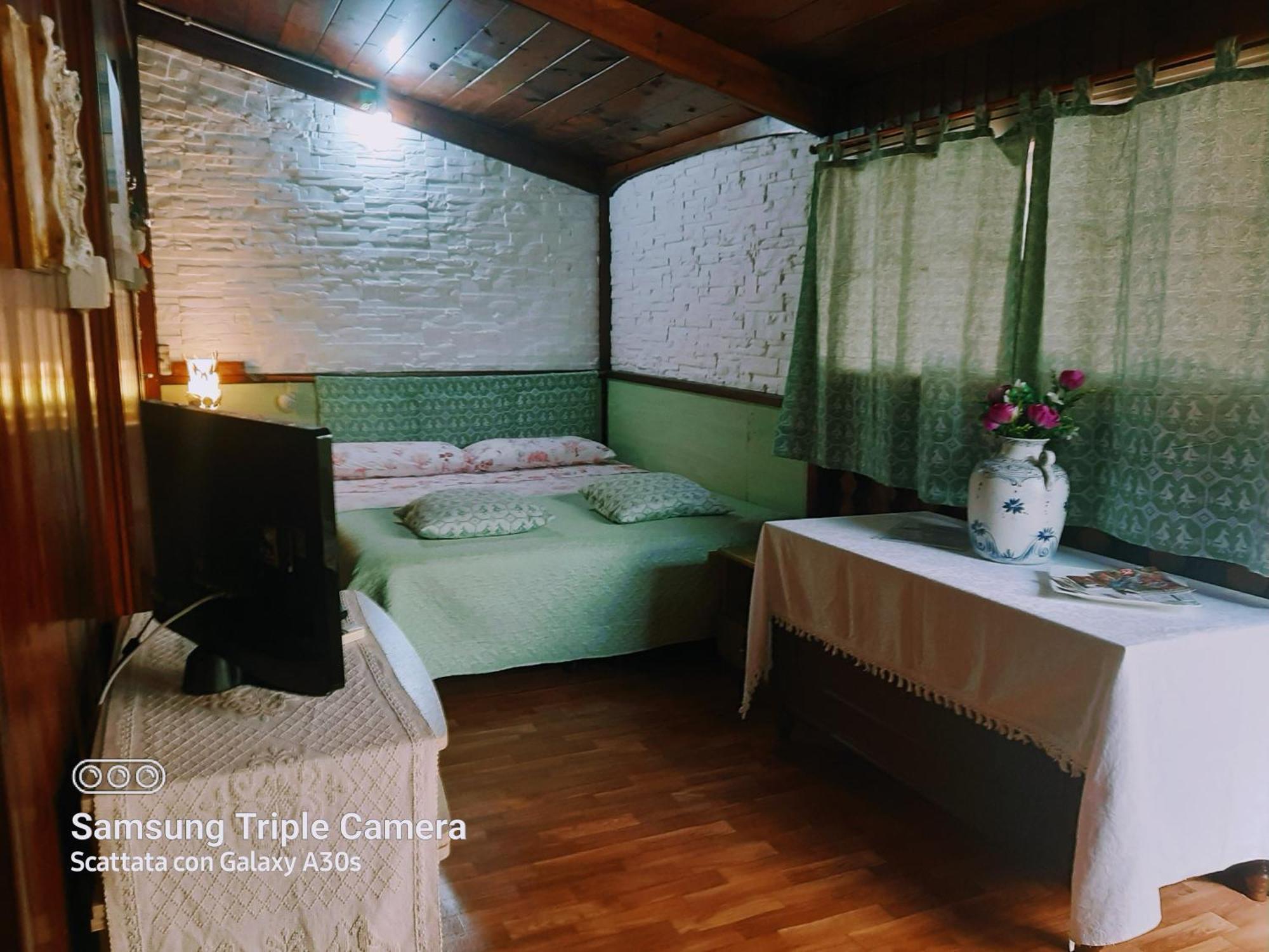Tom E Jerry Bed & Breakfast Domus De Maria Ruang foto